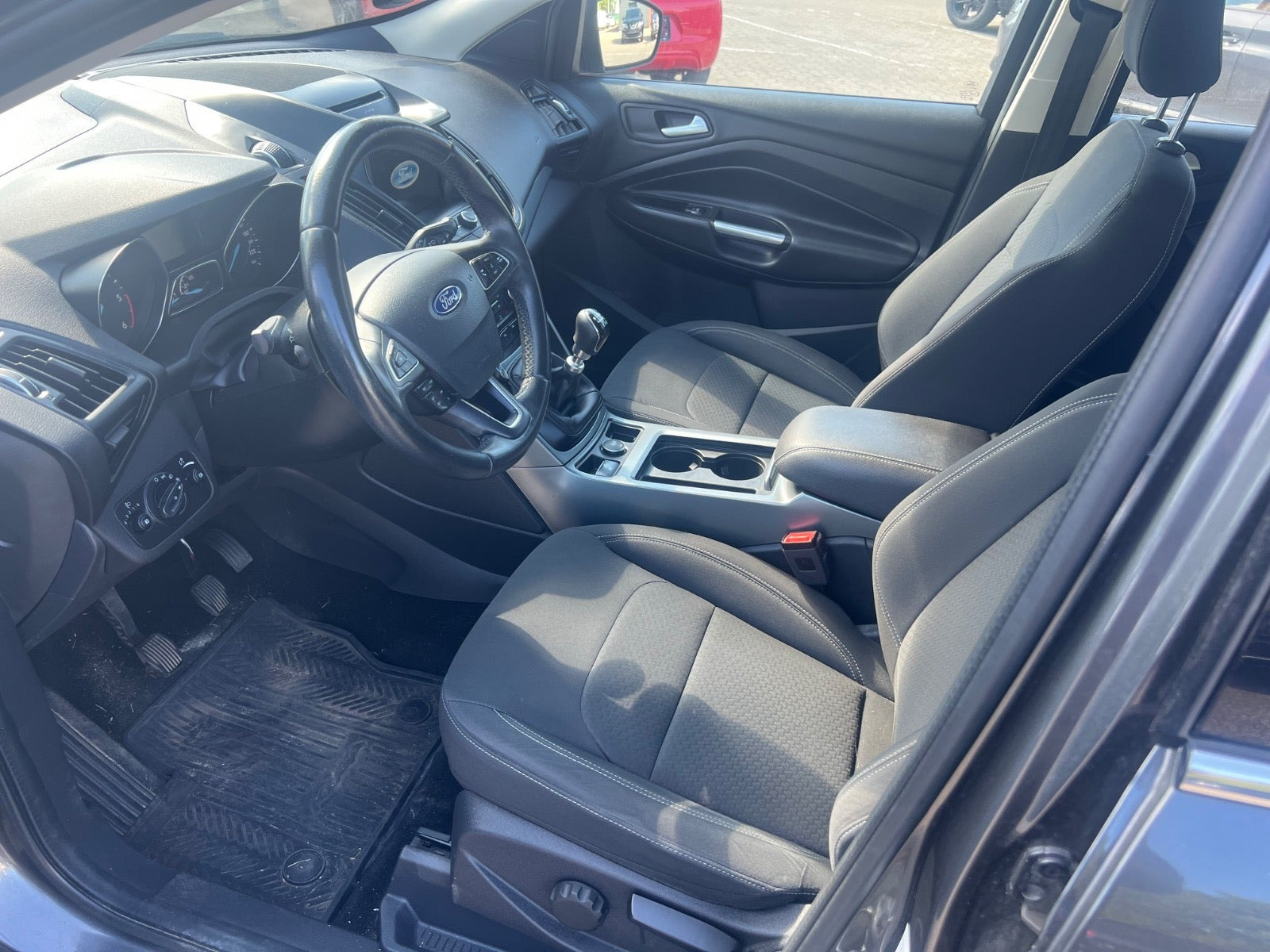 Grå Ford Kuga fra 2017