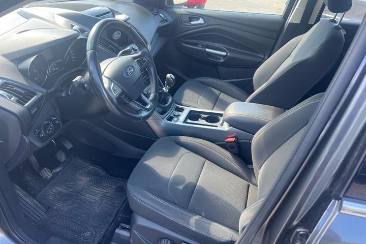 Grå Ford Kuga fra 2017
