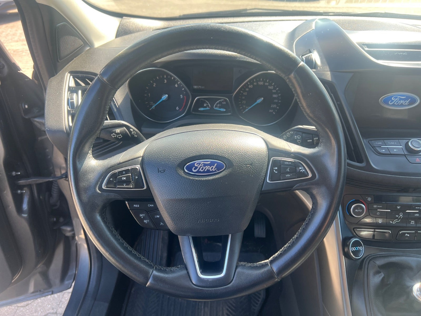 Grå Ford Kuga fra 2017