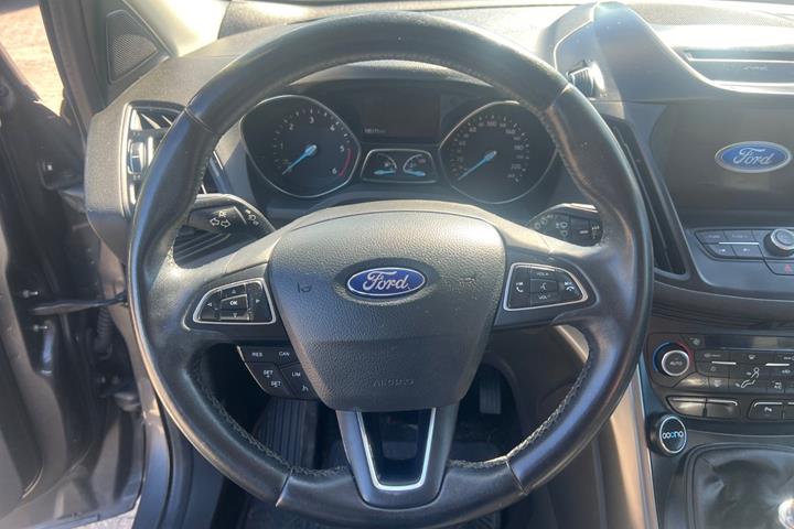 Grå Ford Kuga fra 2017