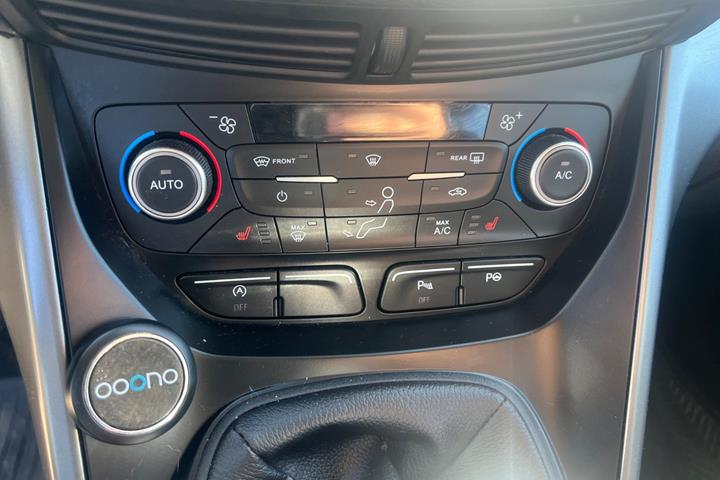 Grå Ford Kuga fra 2017