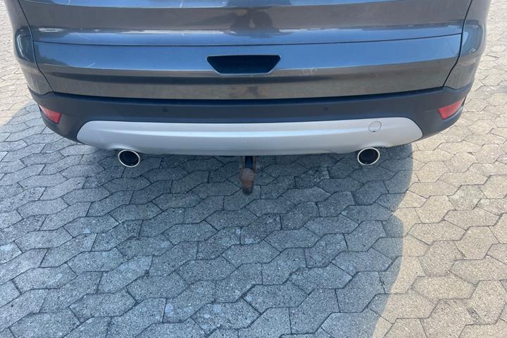 Grå Ford Kuga fra 2017