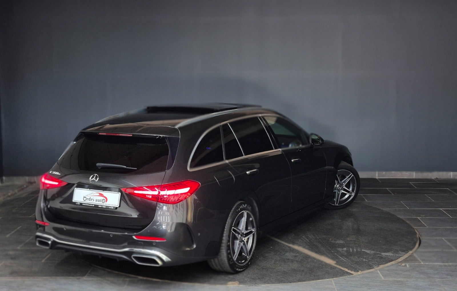 Grå Mercedes C300 e fra 2022