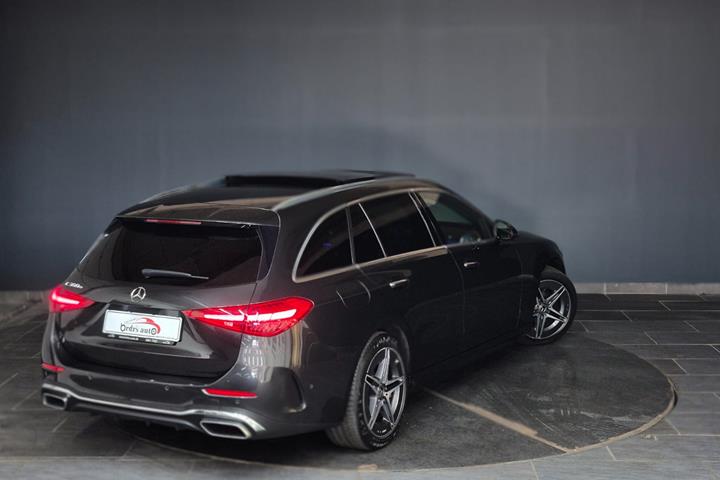 Grå Mercedes C300 e fra 2022