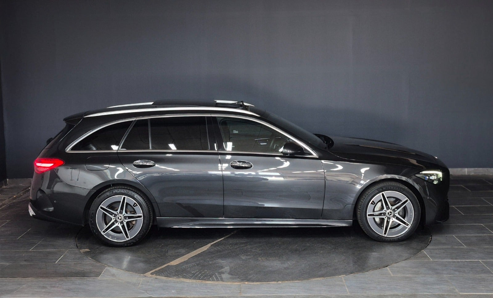 Grå Mercedes C300 e fra 2022