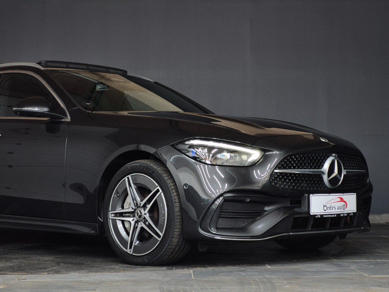Grå Mercedes C300 e fra 2022