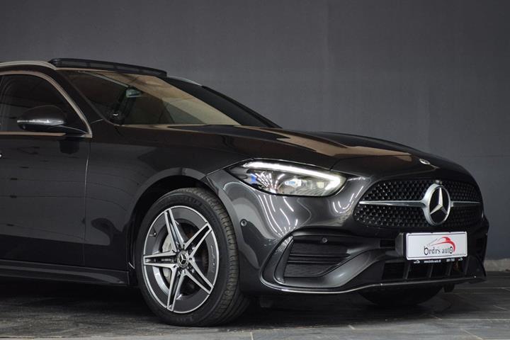 Grå Mercedes C300 e fra 2022
