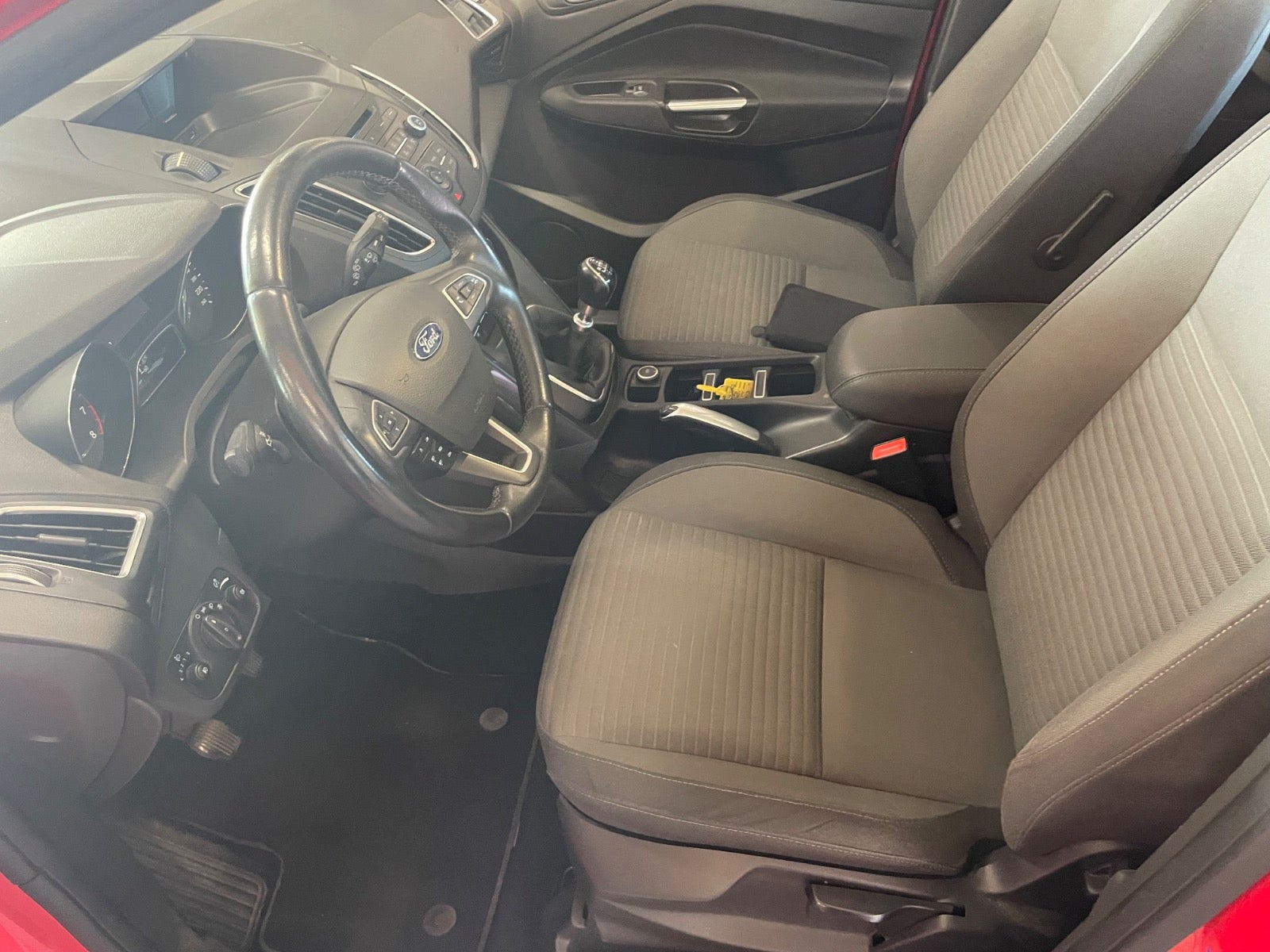 Rød Ford C-MAX fra 2017