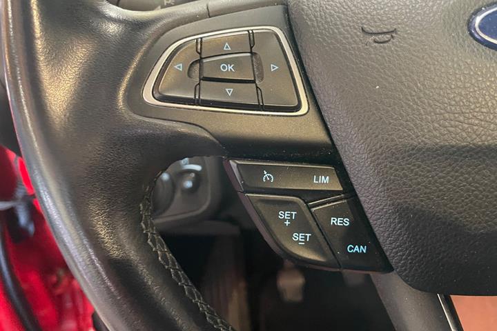 Rød Ford C-MAX fra 2017