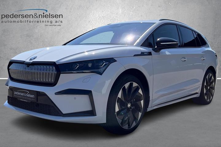 Hvid Skoda Enyaq fra 2023 set udefra
