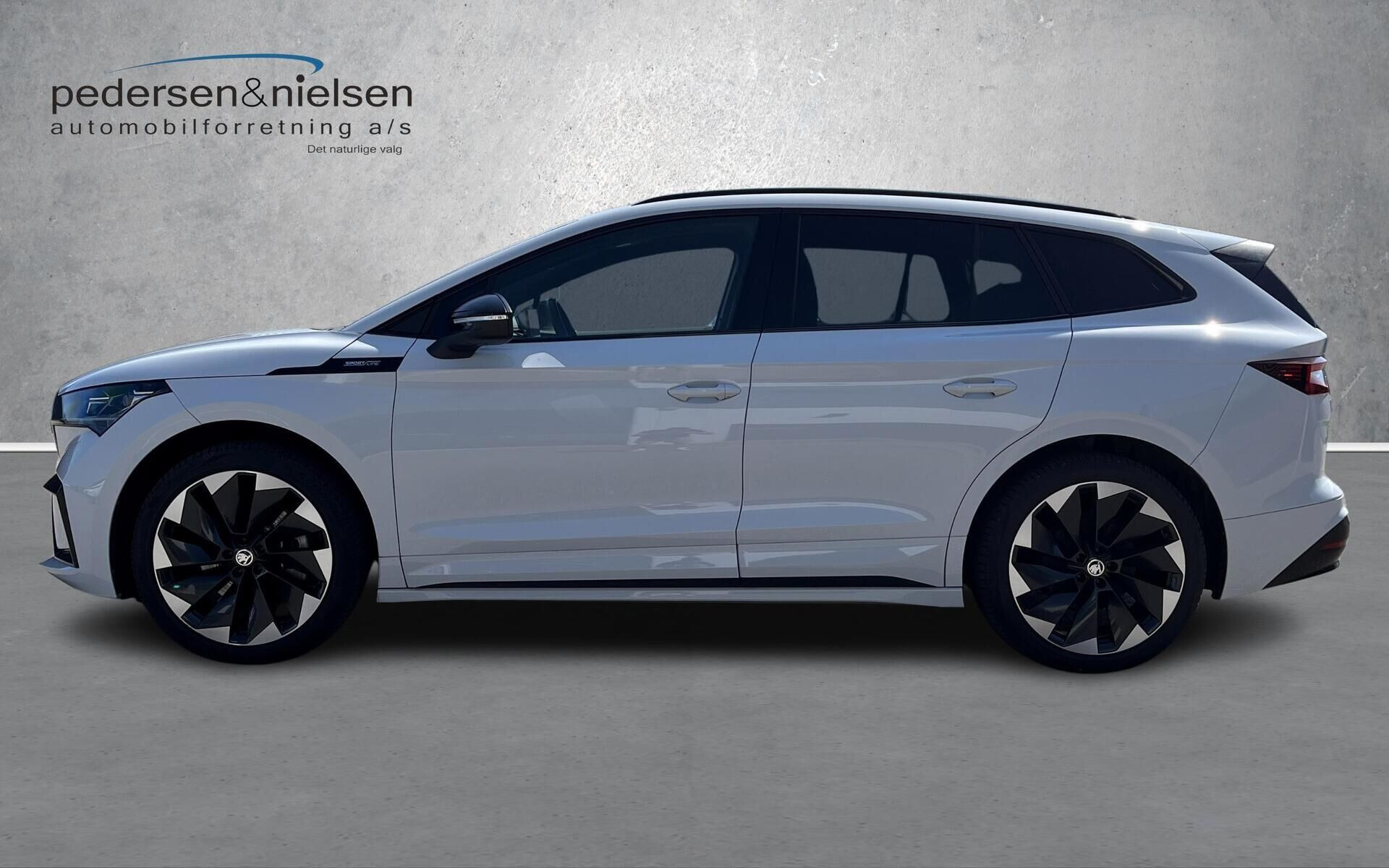Hvid Skoda Enyaq fra 2023