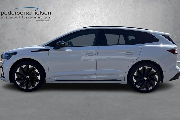 Hvid Skoda Enyaq fra 2023