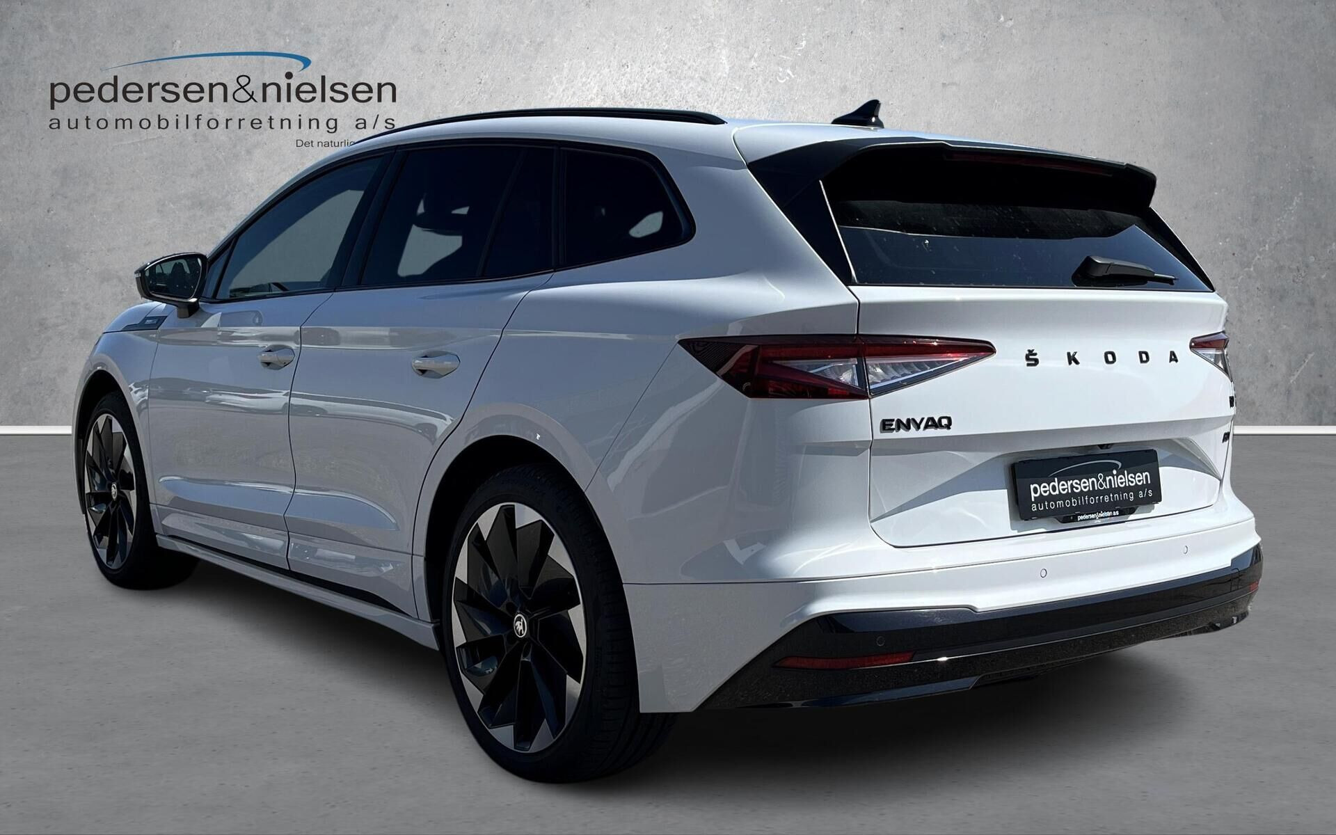 Hvid Skoda Enyaq fra 2023