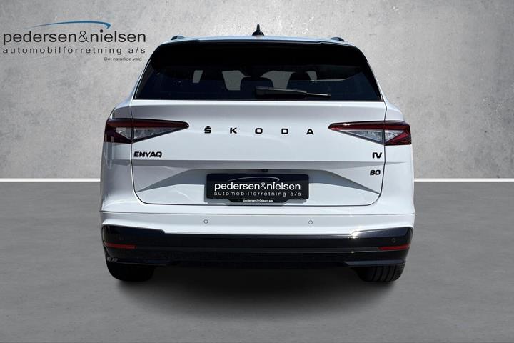 Hvid Skoda Enyaq fra 2023