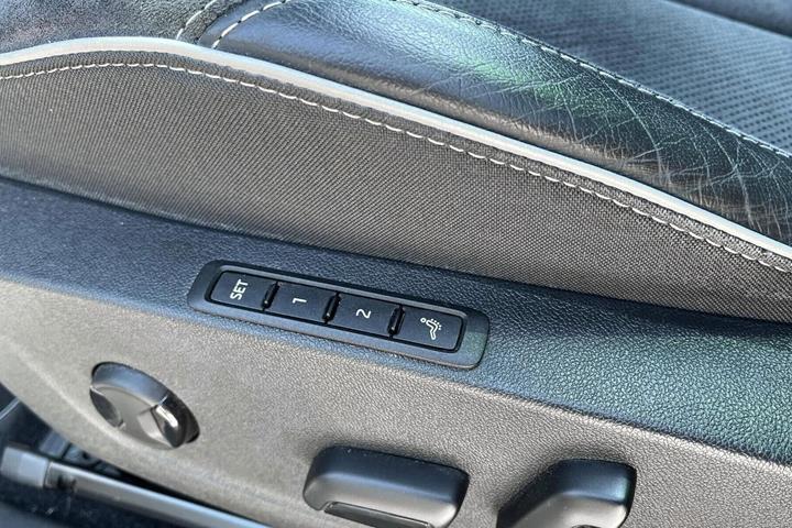 Hvid Skoda Enyaq fra 2023