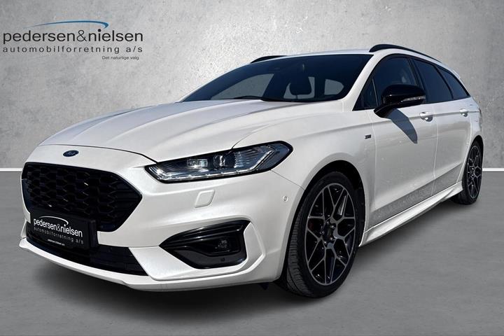 Hvid Ford Mondeo fra 2020 set udefra