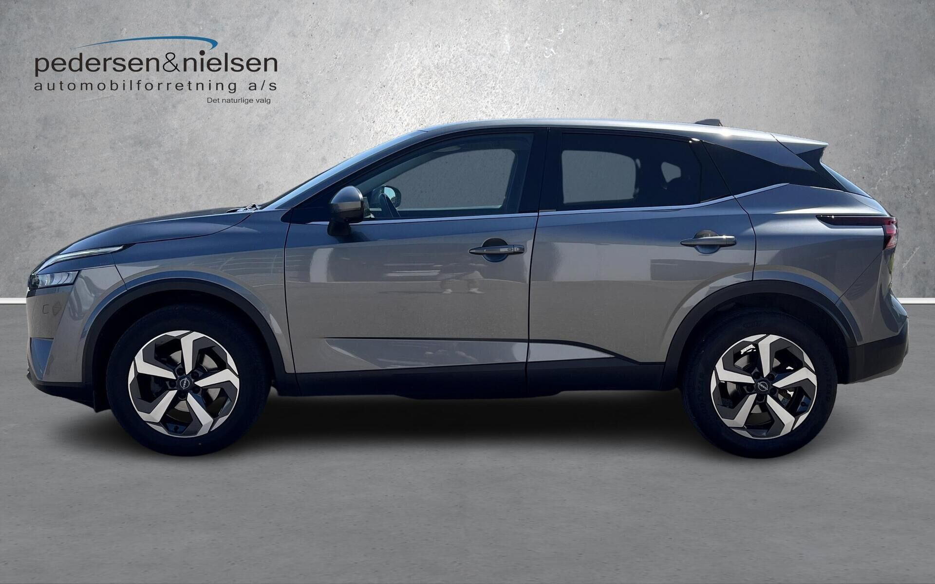 Grå Nissan Qashqai fra 2023