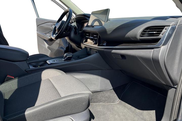 Grå Nissan Qashqai fra 2023