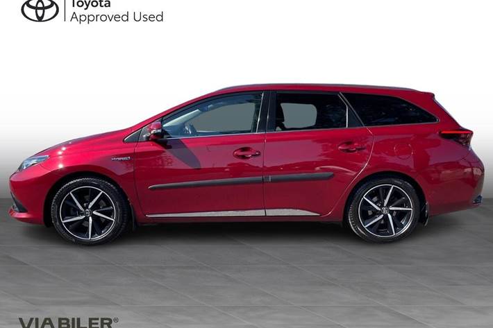 Rød Toyota Auris fra 2017