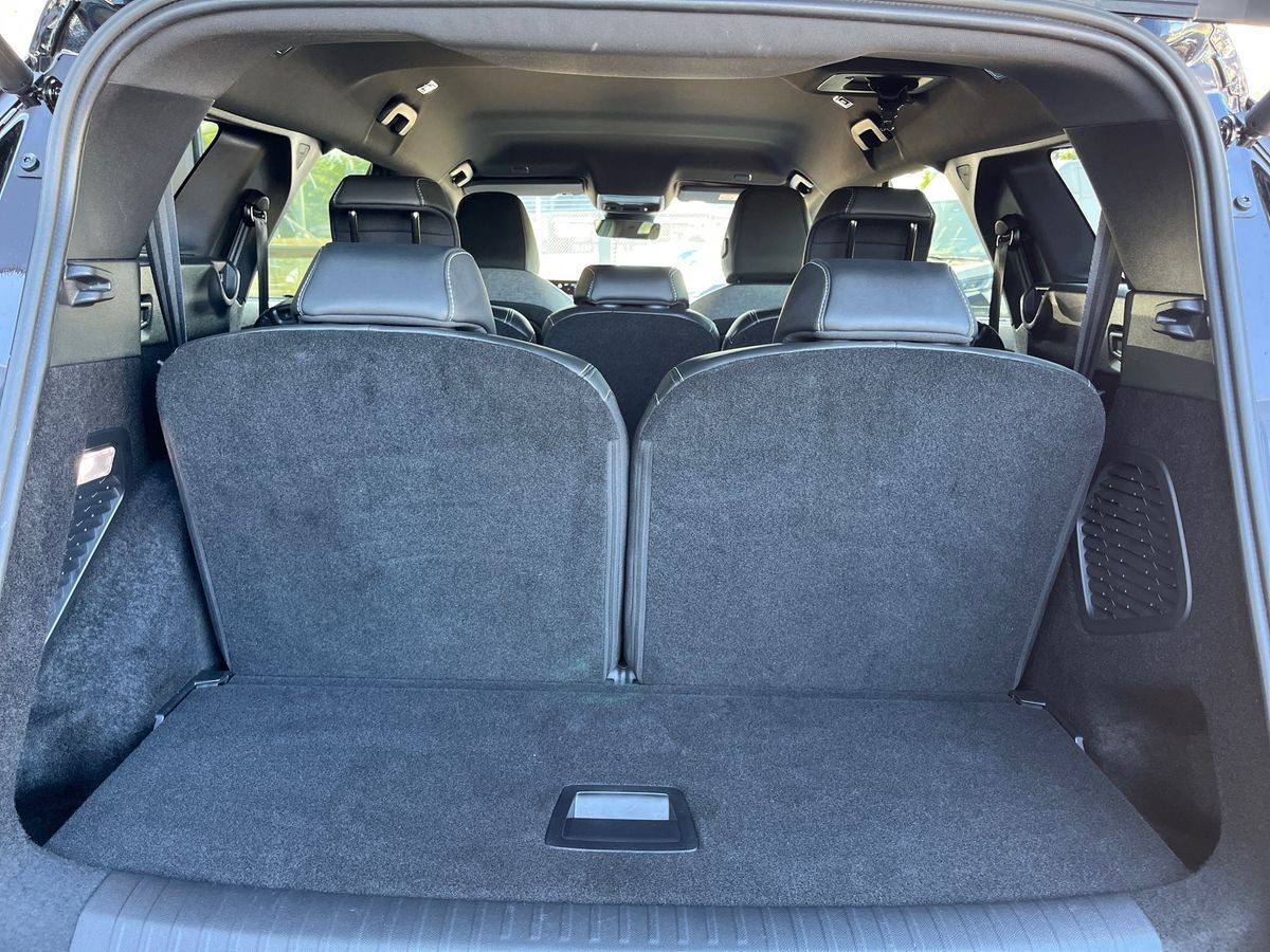 Blå Peugeot e-5008 fra 2025