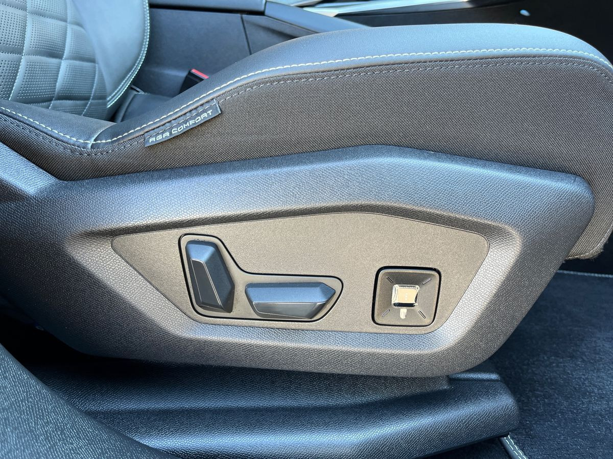 Blå Peugeot e-5008 fra 2025