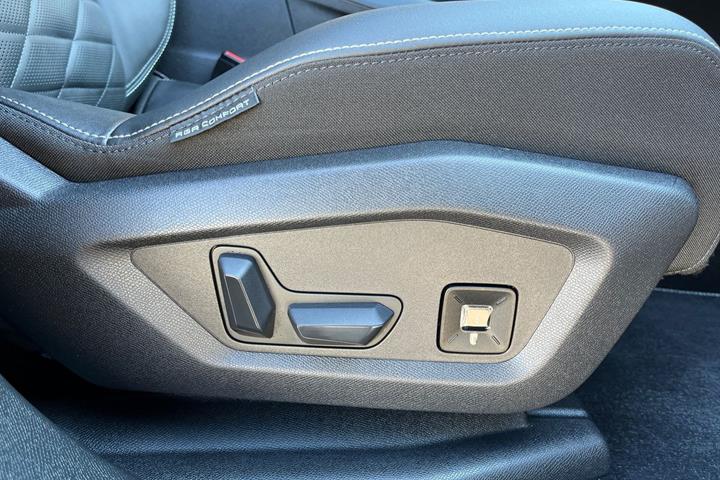 Blå Peugeot e-5008 fra 2025