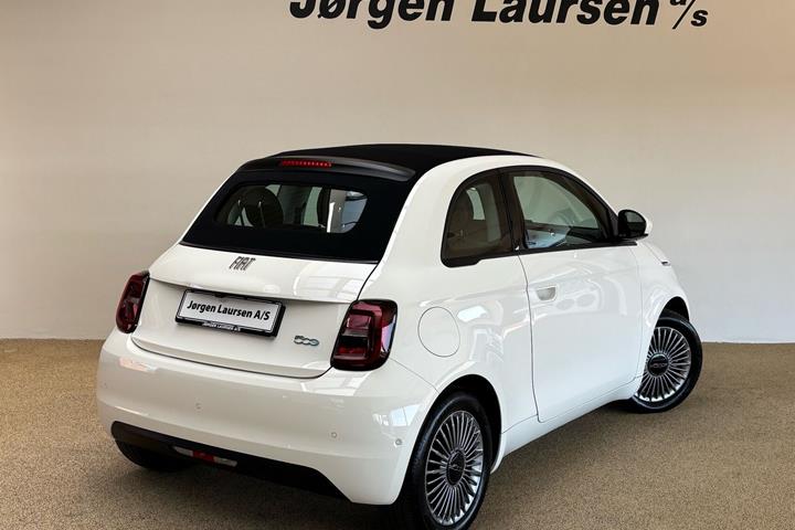 Hvid Fiat 500e fra 2023