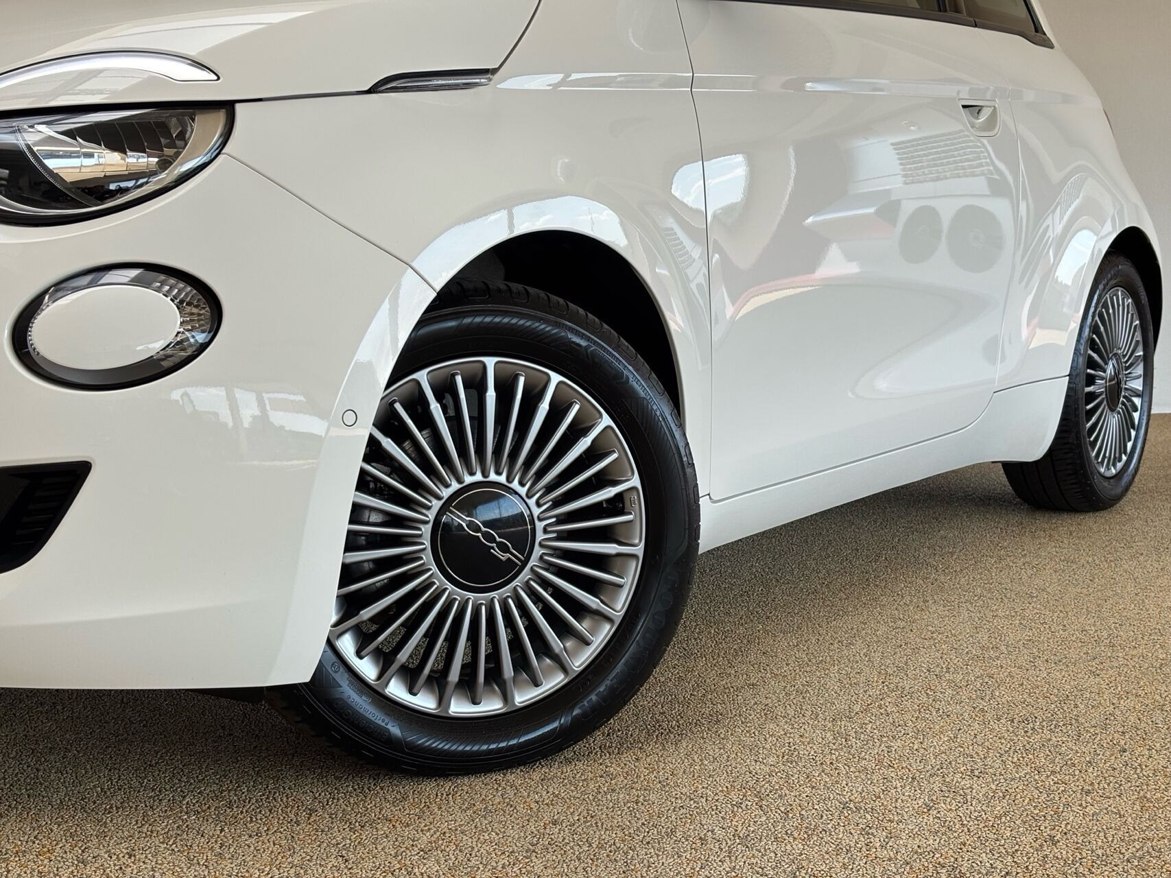 Hvid Fiat 500e fra 2023