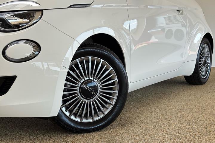 Hvid Fiat 500e fra 2023