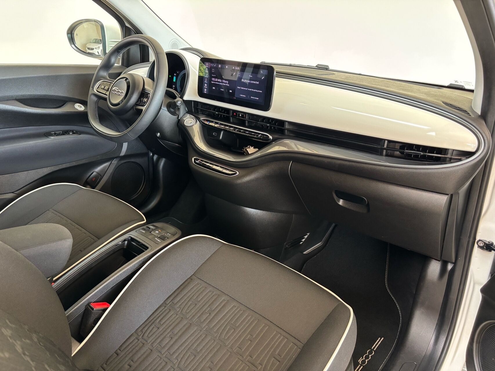 Hvid Fiat 500e fra 2023