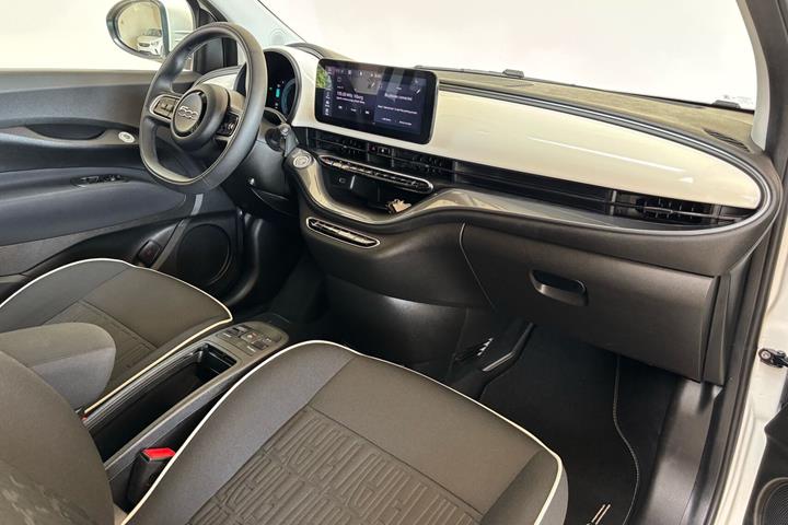 Hvid Fiat 500e fra 2023