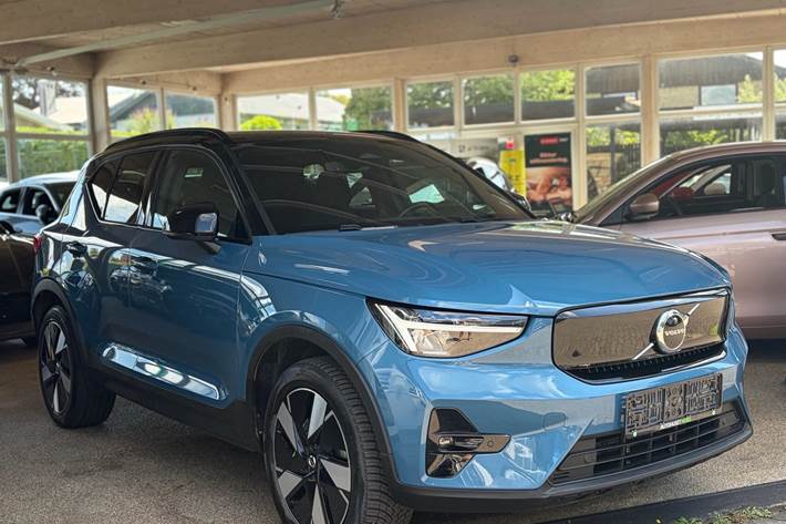 Blå Volvo XC40 fra 2023