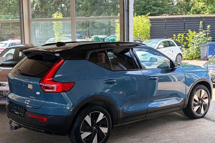 Blå Volvo XC40 fra 2023