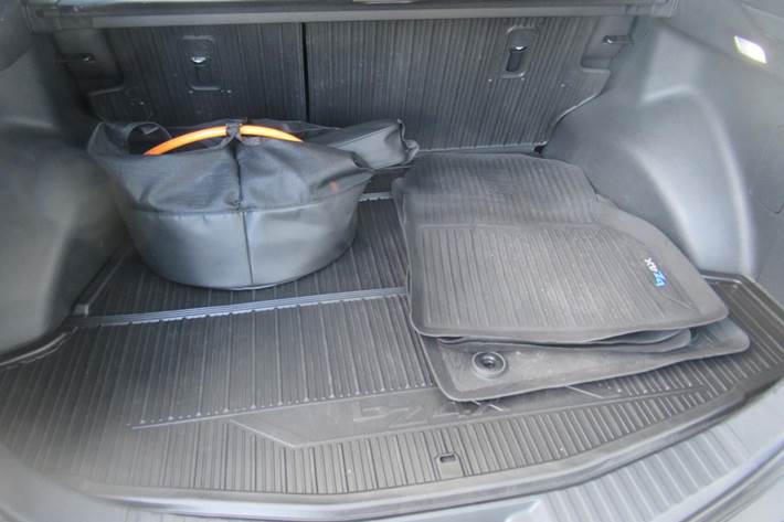Hvid Toyota BZ4X fra 2025