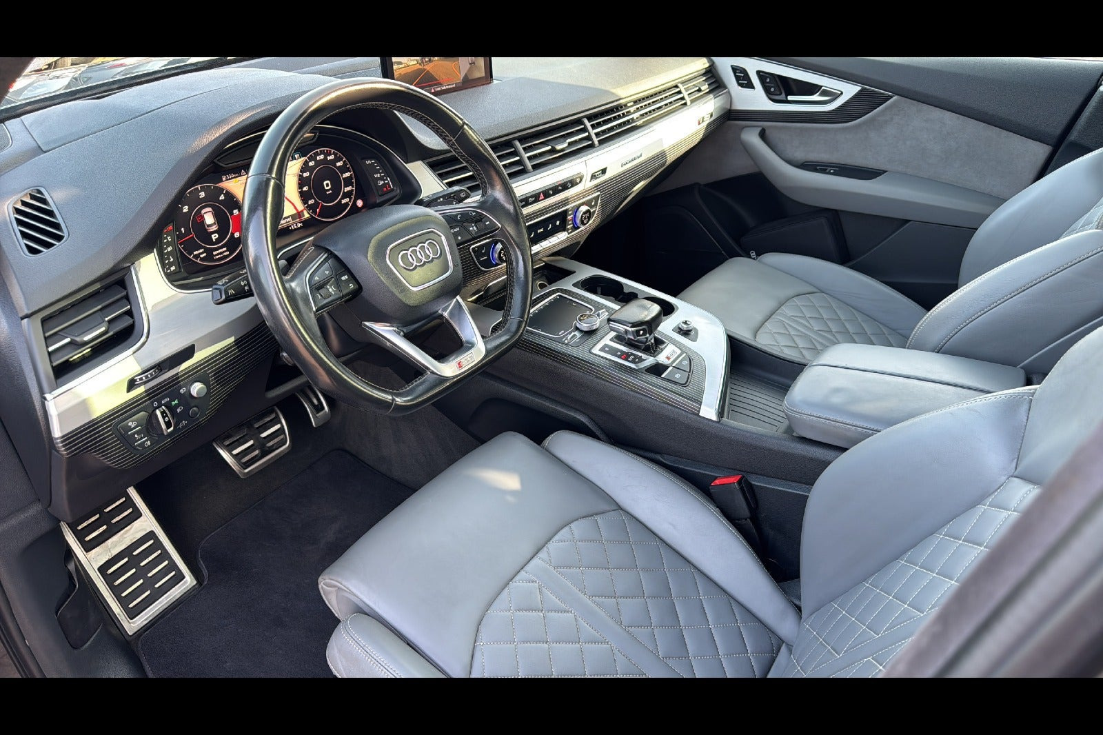 Grå Audi SQ7 fra 2016