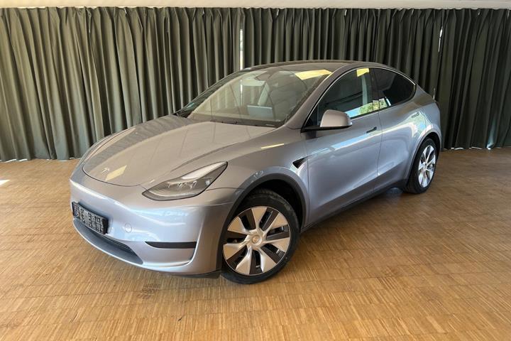 Grøn Tesla Model Y fra 2024 set udefra