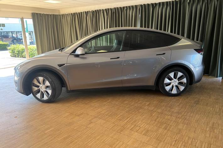 Grøn Tesla Model Y fra 2024