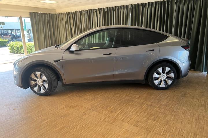 Grøn Tesla Model Y fra 2024