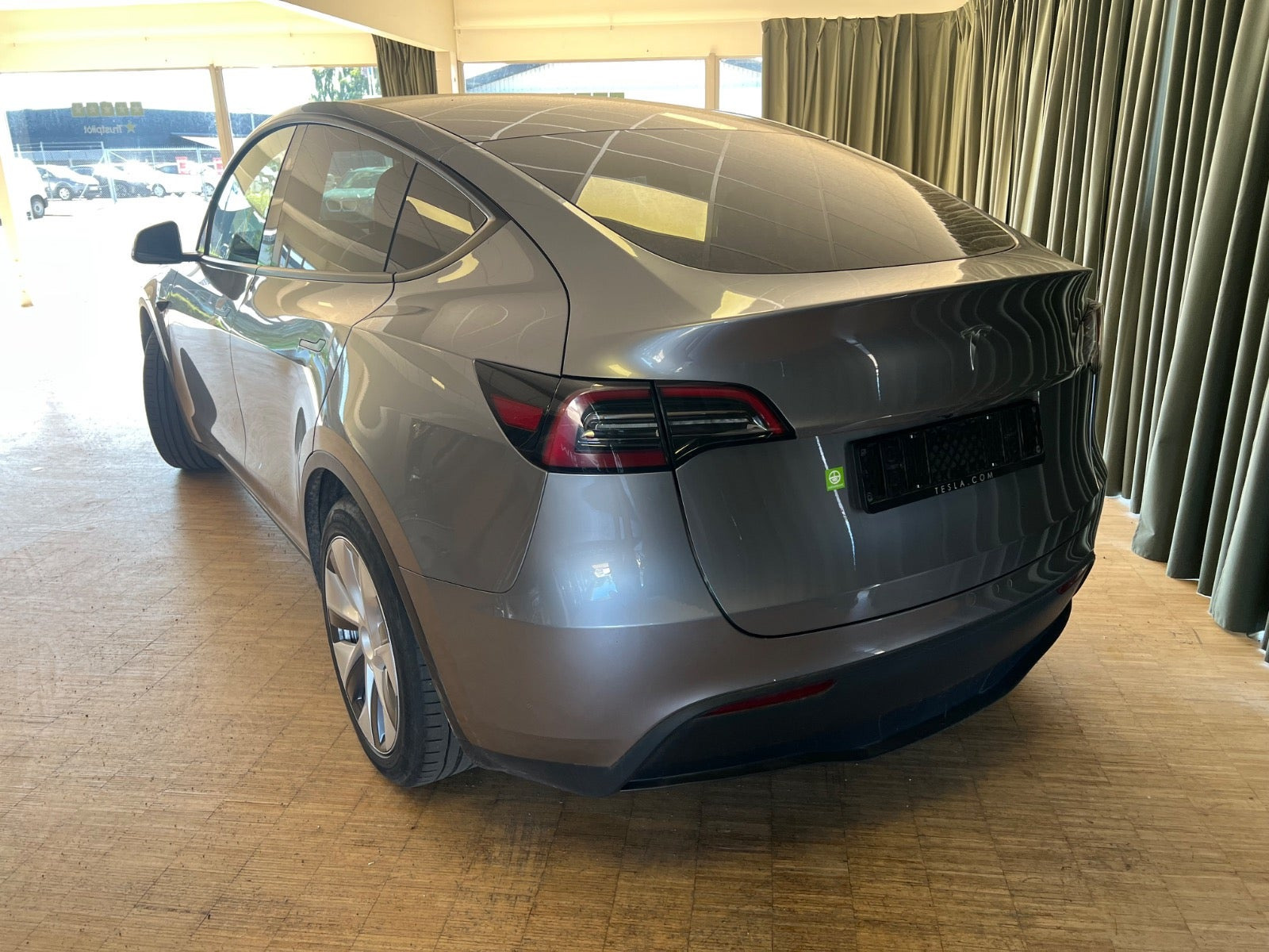 Grøn Tesla Model Y fra 2024