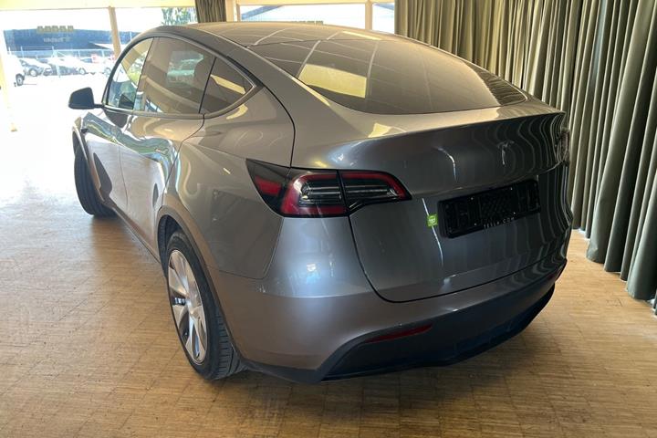 Grøn Tesla Model Y fra 2024