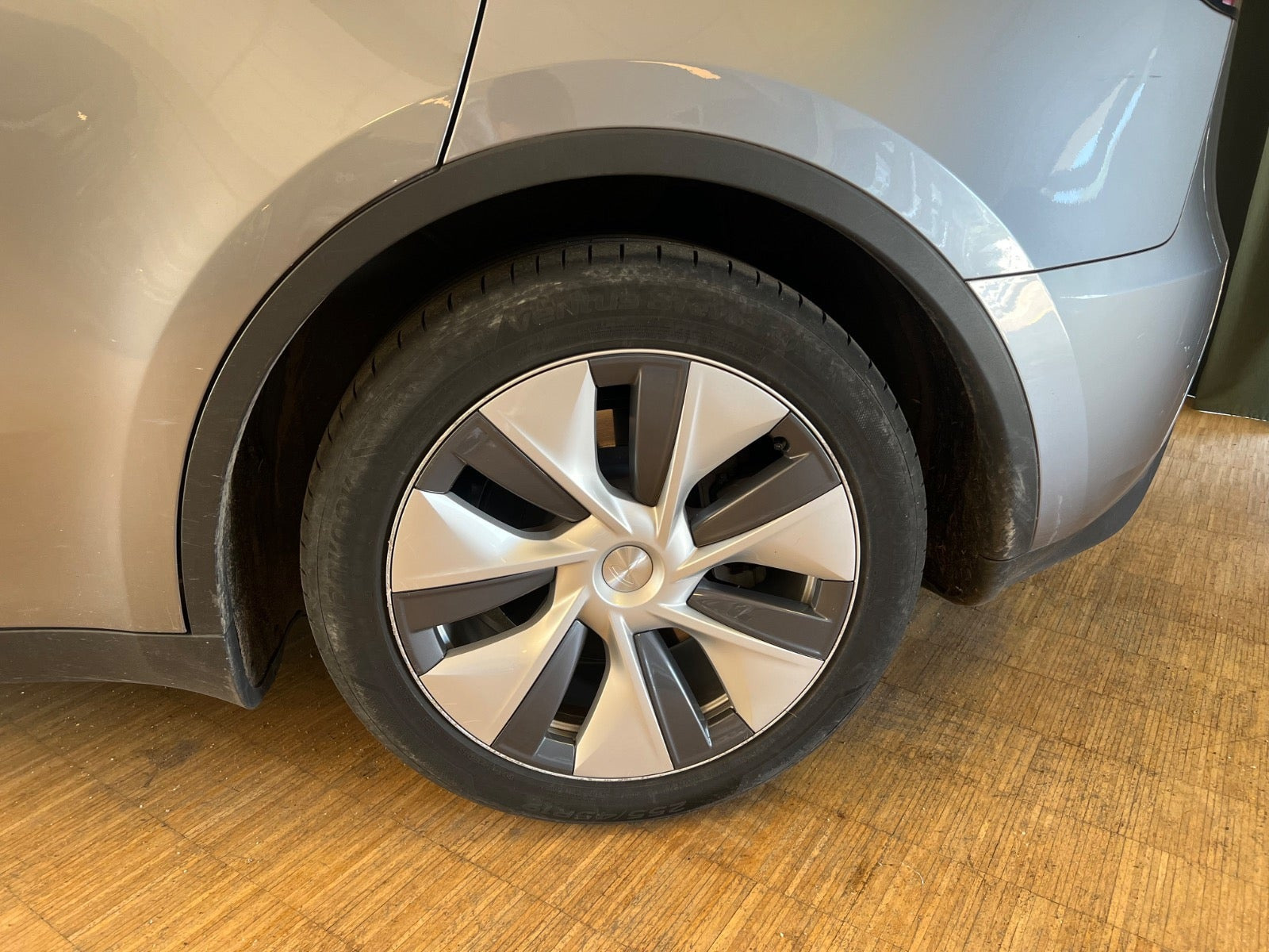 Grøn Tesla Model Y fra 2024
