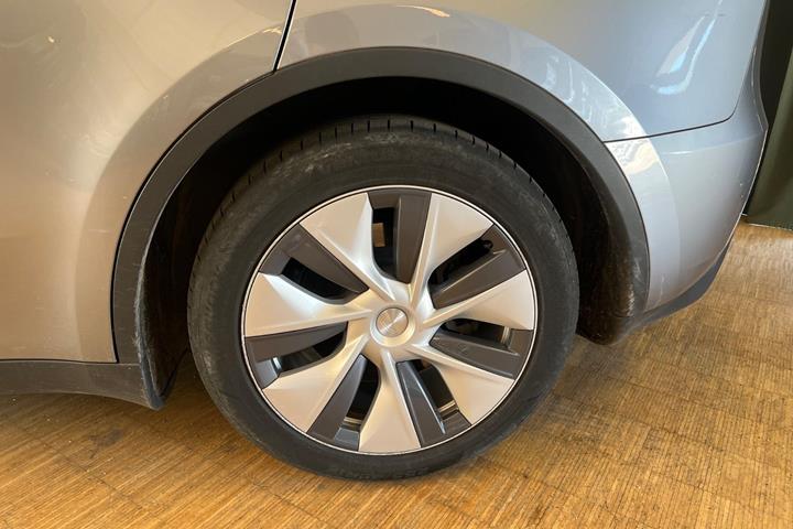Grøn Tesla Model Y fra 2024