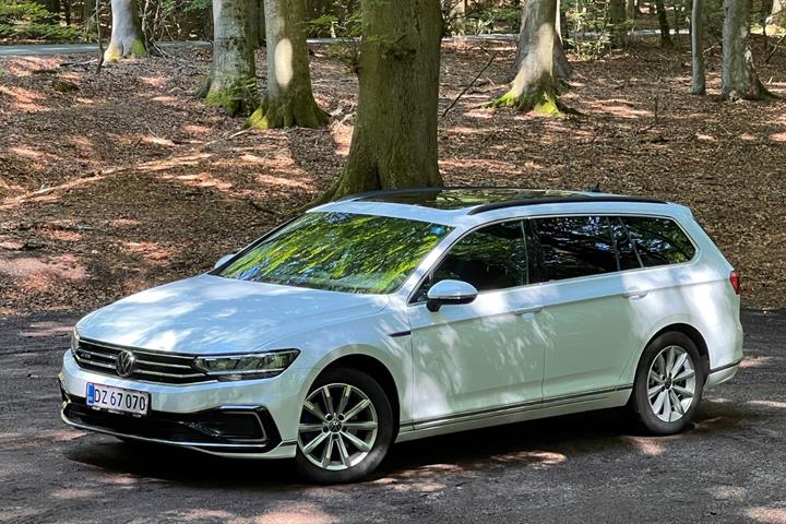 Hvid VW Passat fra 2021 set udefra