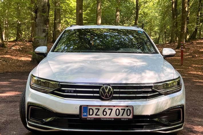 Hvid VW Passat fra 2021