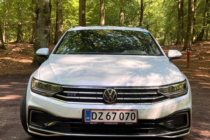 Hvid VW Passat fra 2021