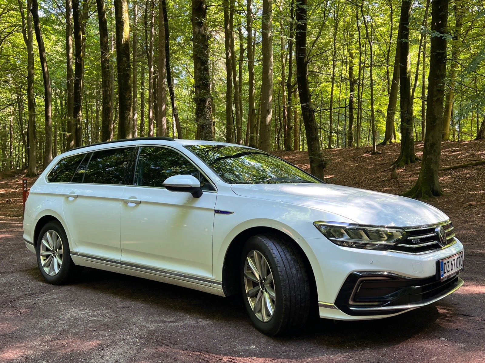 Hvid VW Passat fra 2021