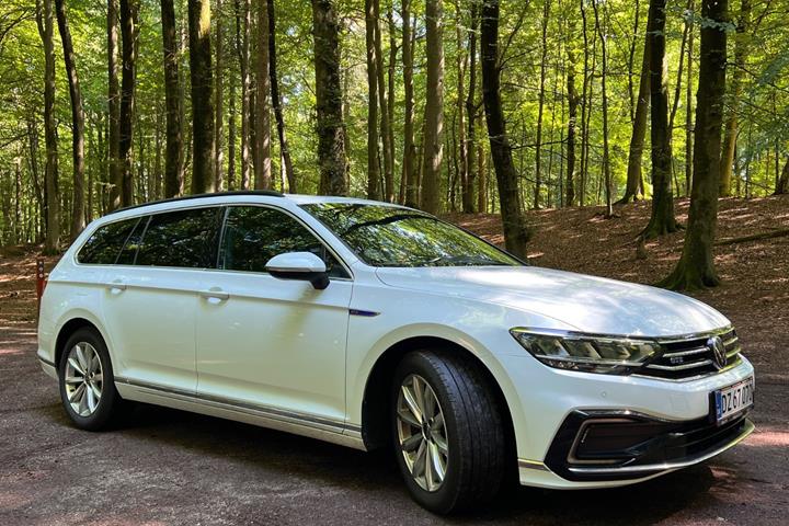 Hvid VW Passat fra 2021