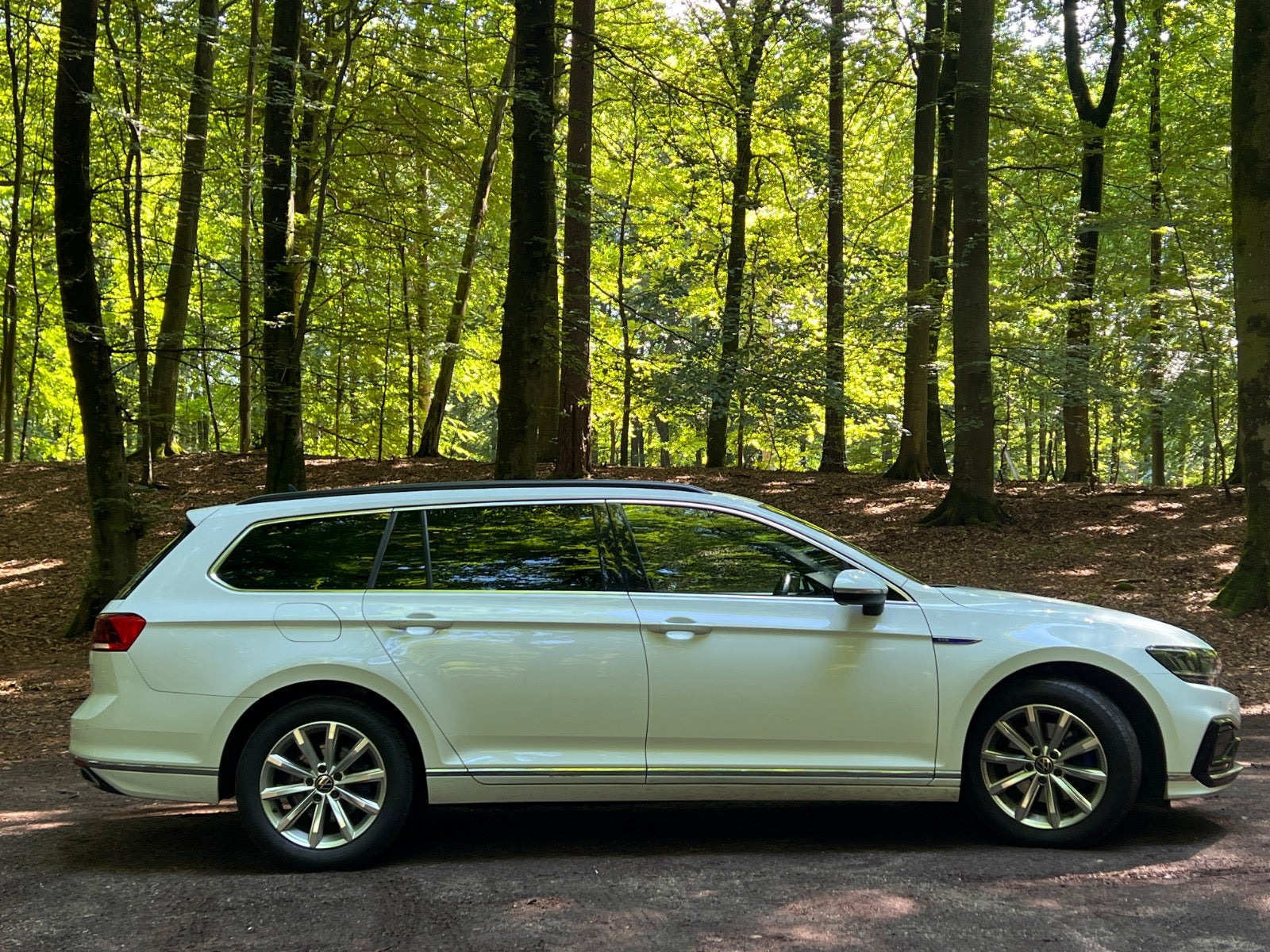 Hvid VW Passat fra 2021