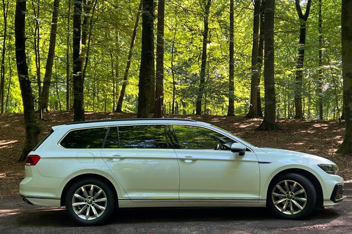 Hvid VW Passat fra 2021