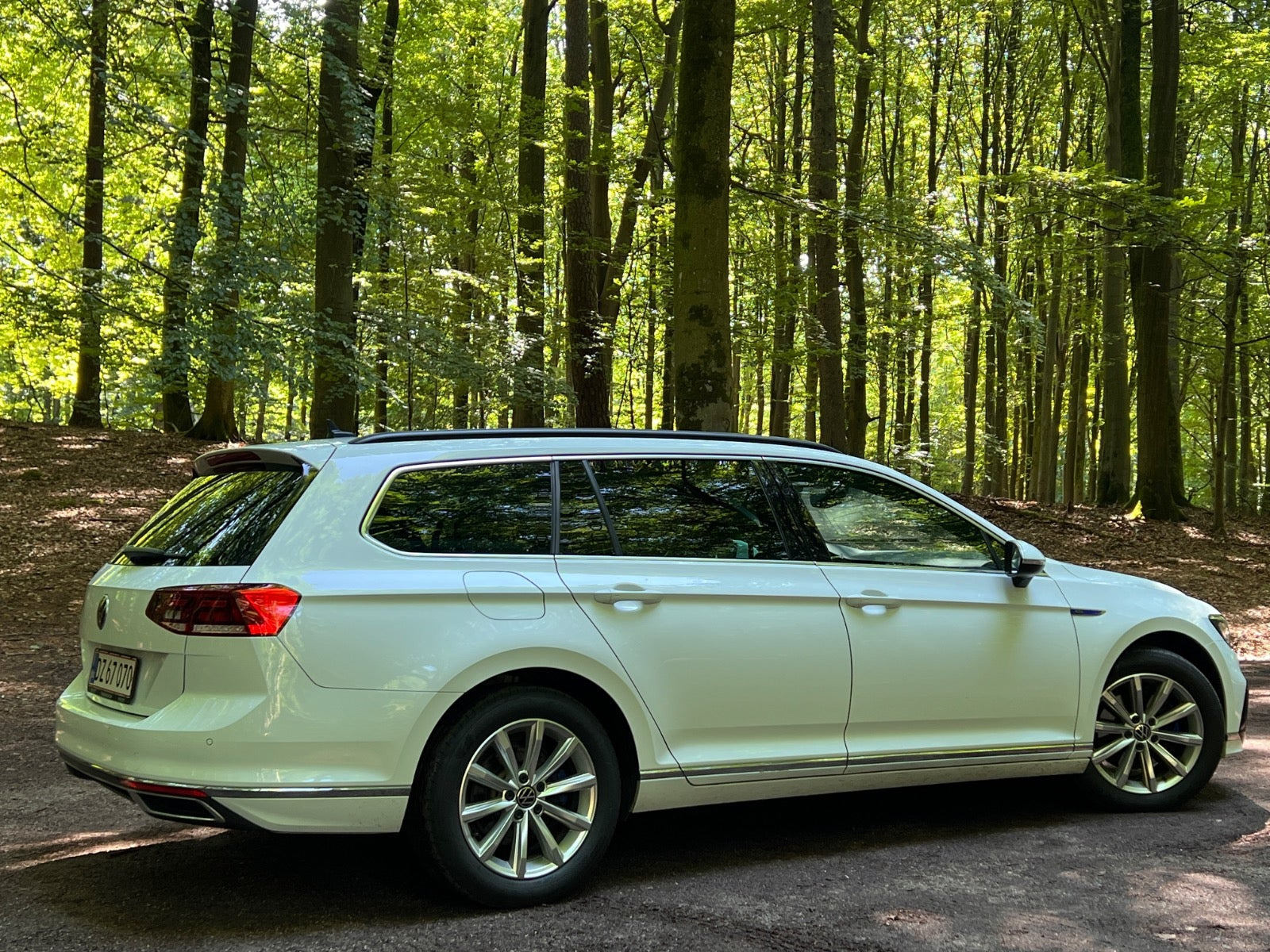 Hvid VW Passat fra 2021